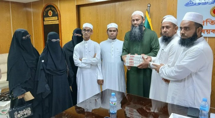 বিশ্বজয়ী হাফেজদের উপহার দেওয়া ‘নেক্সাস’ বই ফেরত নিলেন ধর্ম প্রতিমন্ত্রী